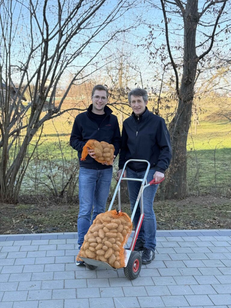 Georg und Hubert Rath mit Kartoffeln in Säcken